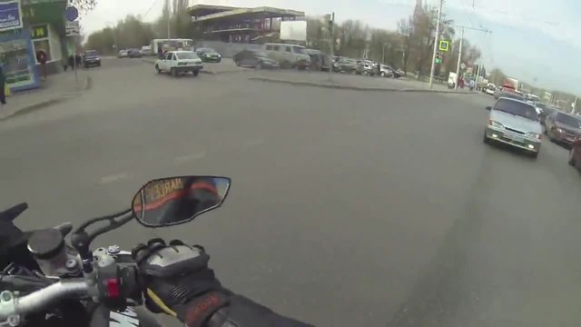 Моторист помага на дядо да пресече улицата