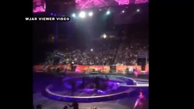 Ужасяващ инцидент!Акробати се размазаха на сцената 04. 05. 2014