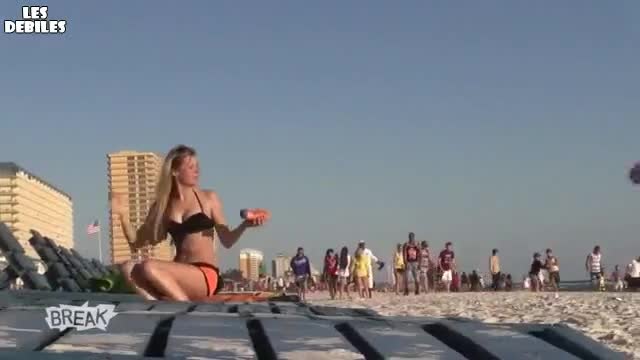 Жестоко прецакване от момиче на плажа! С М Я Х