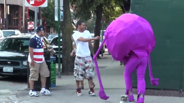 Лилаво еднооко същество плаши хората по улицата