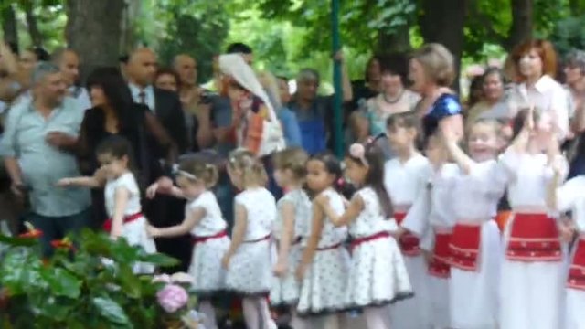 Детска Градина Зорница Пловдив - Танц с Песничка - Бански на Лалета