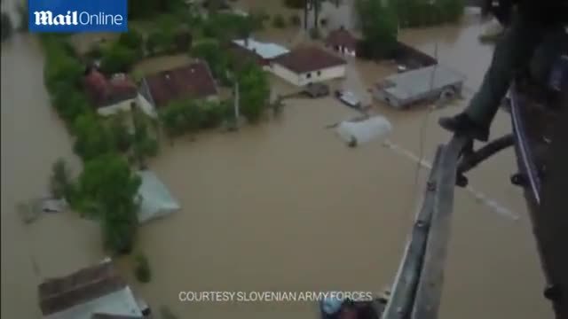 Спасиха 3-месечно бебе от водната стихия в Босна