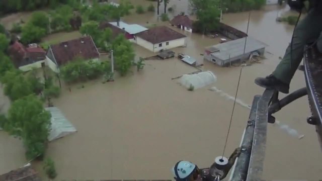 Спасявене на бебе в наводнена Босна - BBC News