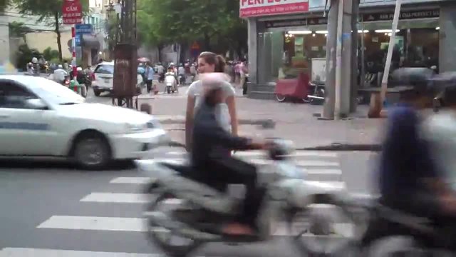 Лудо пресичане на улица във Виетнам