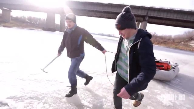 Пичове си купонясват върху парче лед в река