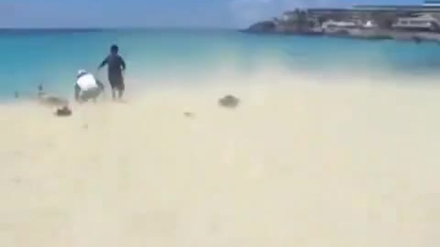 Самолет издухва туристи на плажа