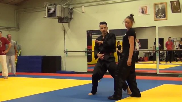 Учител по бойни изкуства показва умения