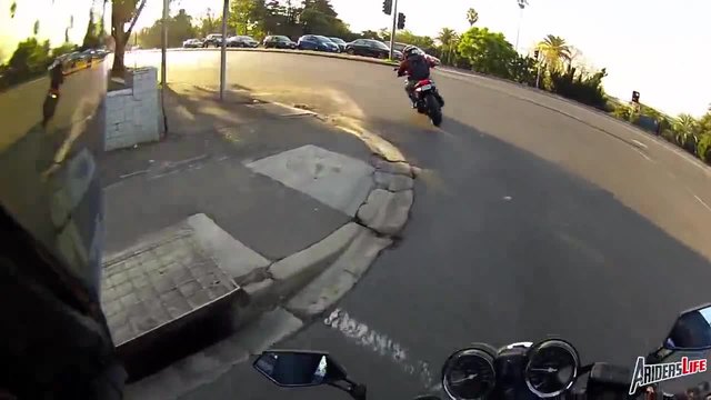 Не карай на една гума! Wheelie in front of police - Busted by Cops !