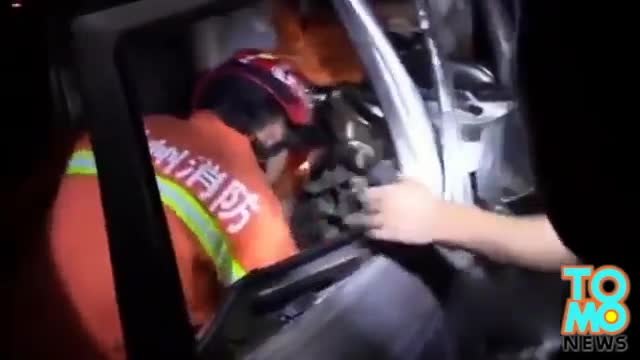 По време на оргия в автомобил,китайка чупи и двата си крака