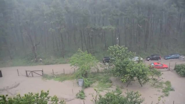 Началото на трагедията-Любителски клип показва, че не само дъждът е причина за бедствието
