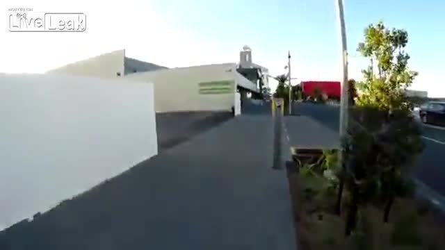 Крадец сам се прецаква-гледай как