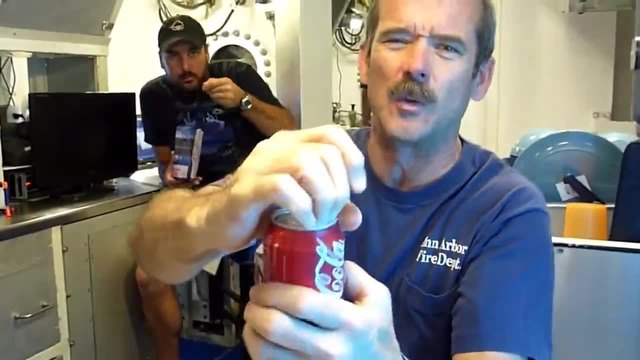 Отваряне на Кока Кола на дъното на океана