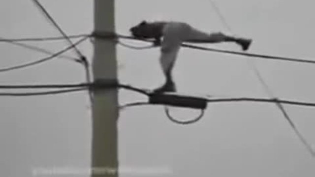 Мъж танцува върху кабели с високо напрежение!