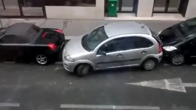 Жена паркира паралелно (успоредно) дали ще се справи?