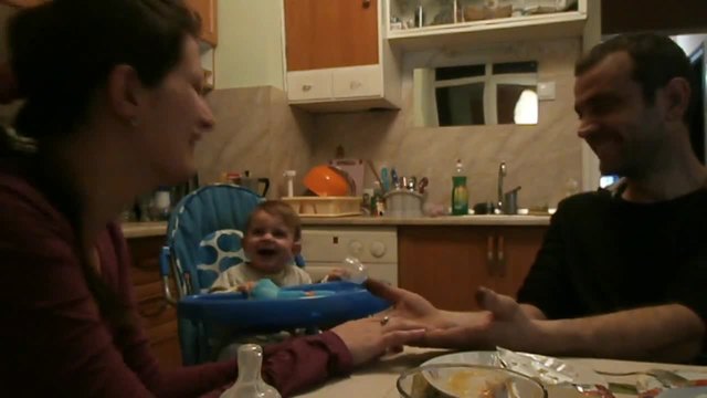 Заразителен смях на бебе,при игра на мама и тати