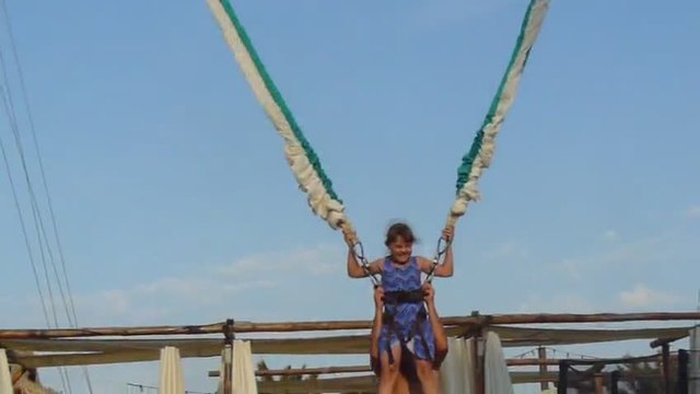 Руско момиченце в полет на батута