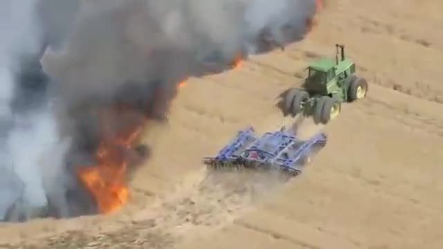 Фермер се бори с пожар с трактора си