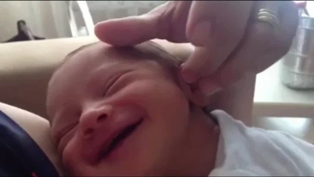 Бебе се усмихва докато спи - Щастието на едно бебе