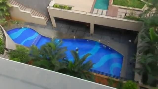Момче прави щур рискован скок от покрива на хотел в басейн и успя!