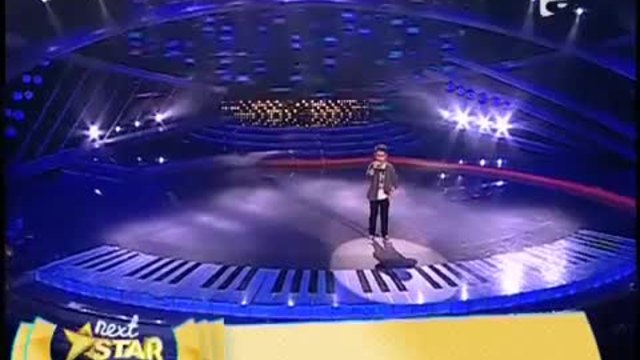 10-годишно момче от Румъния подлуди всички с  песента на Queen - &quot;show Must Go On
