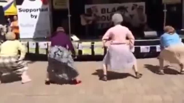 Взривяващо видео! Баби танцуват туъркингът на Майли Сайръс