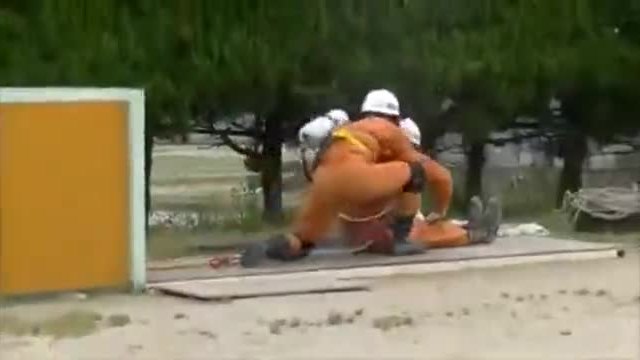 Ето как тренират японските пожарникари при спасяване на човешки живот!