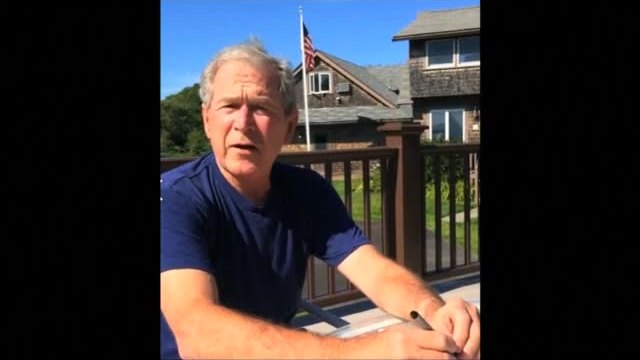 Джордж Буш се заля със студена вода,асистира му лично съпругата му – Лора