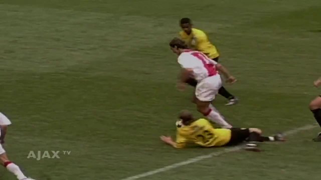 Преди 10 години: Златан вкара най-красивия гол в кариерата си