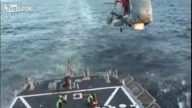 Хеликоптер презарежда във въздуха от кораб