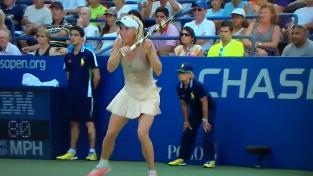 Тенисистката Caroline Wozniacki със сигурност след този мач ще си промени прическата