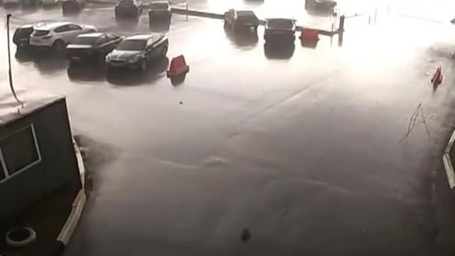 Бурята обстрелва с колички за пазаруване, коли пред супермаркет