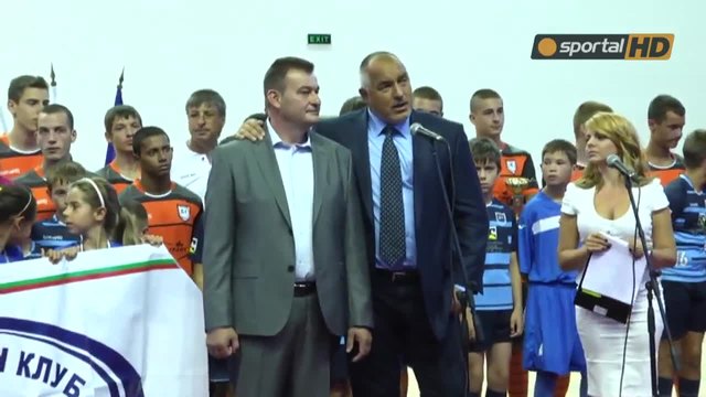 Бойко Борисов откри нова спортна зала в Сливница и пожела успех на Лудогорец