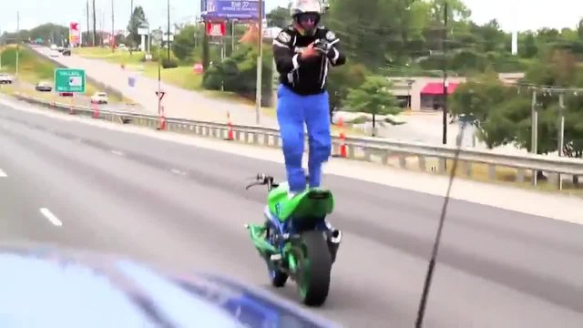 Най-якият моторист снима видео прав стъпил на мотора си