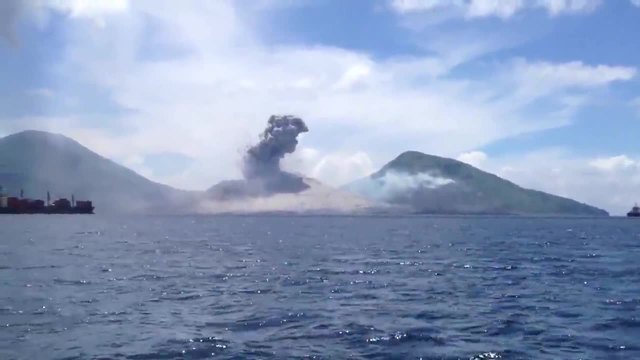 Уникално видео! Изригващ вулкан