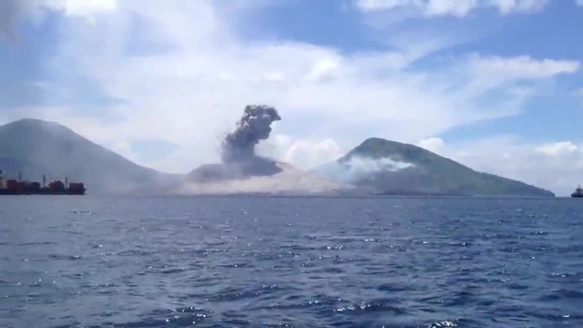 Изригващ вулкан заклаща лодка в морето