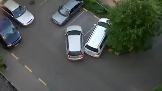 Когато две жени се срещнат на паркинг