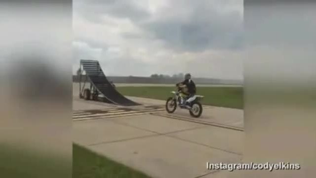 Уникално видео! Моторист прескача излитащ самолет !