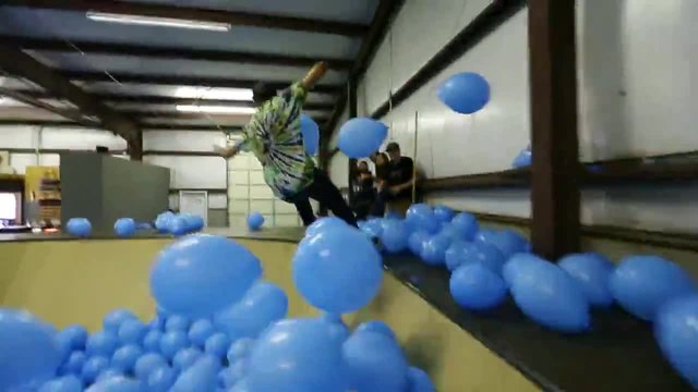 Скейтбординг през 5001 балона!