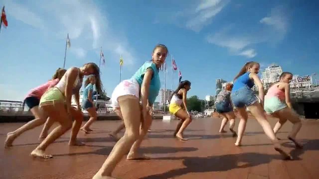 Красиви рускини танцуват яко на морето