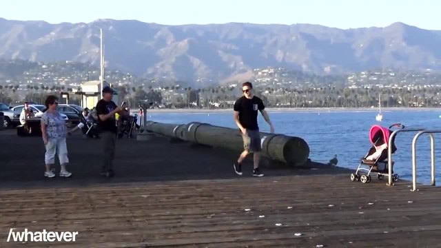 Бебе пада в морето - шега