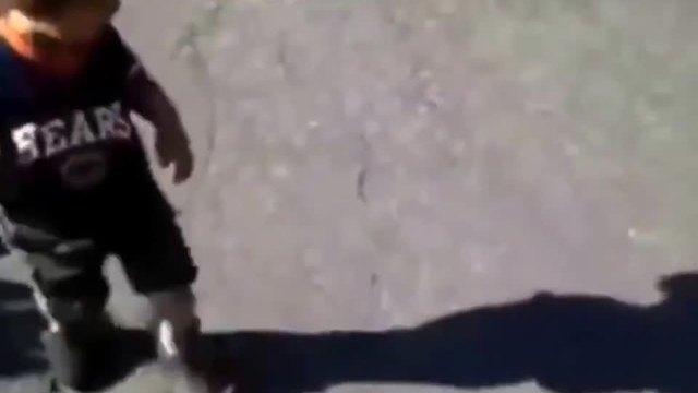 Реакцията на деца които виждат за първи път сянката си