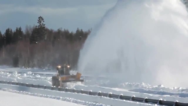 Как се почистват заснежените пътища в Швеция