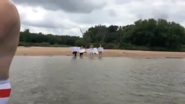 Защо не трябва да предлагаме брак, когато сме в лодка!