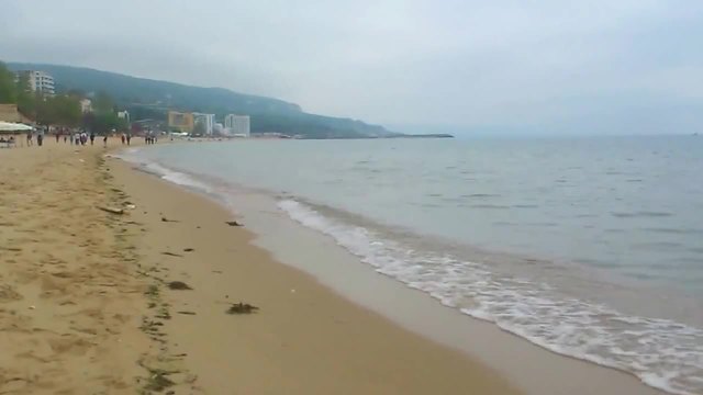 Златни пясъци (Golden Sands, Bulgaria) Морският ббряг е пуст - Май месец е и времето е мрачно