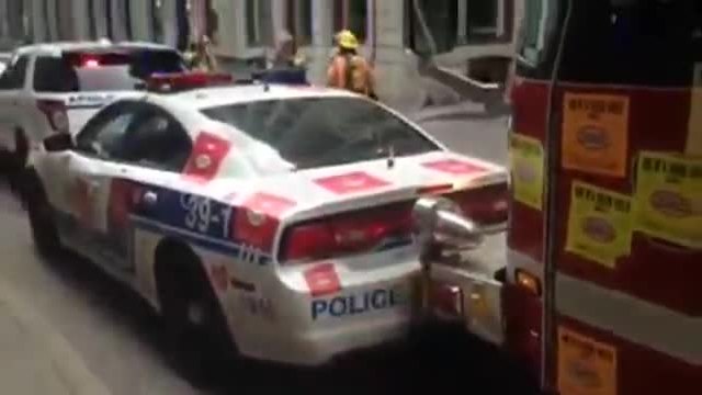 Шофьор на пожарен камион така се справя с колите по пътя си!
