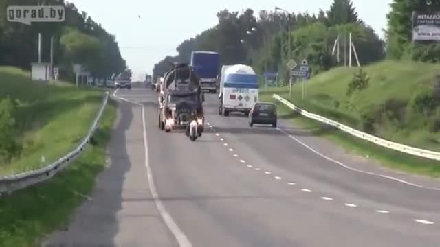 На път в Русия .. щур камион готов за апокалипсис! (ВИДЕО)