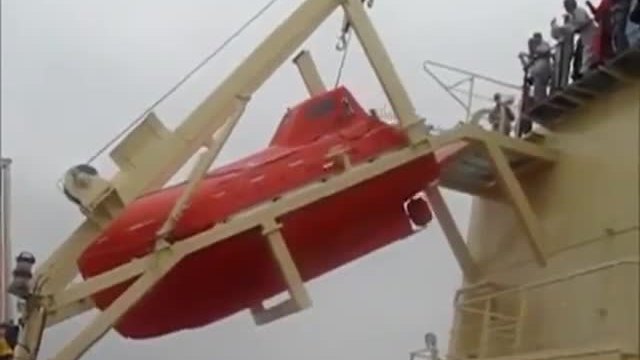 Спасителна лодка прави перфектно салто по време на тест спускане
