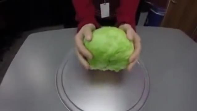 Ето как се изважда кочан на зеле с един удър!
