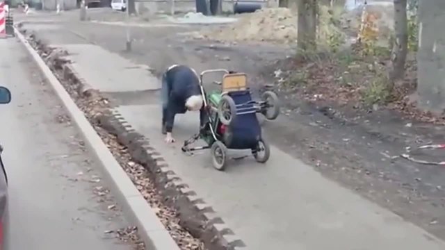 Смях ... Пиян руснак управлява детска количка .. Ето до какво води алкохола!