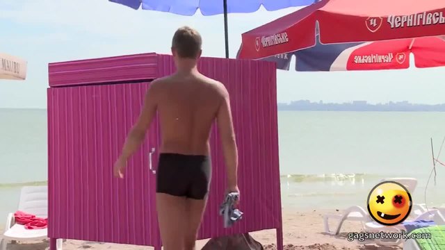 Да ти откраднат дрехите от съблекалнята на плажа - Скрита камера